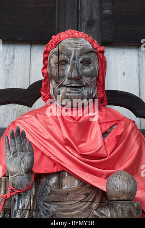 NARA, Giappone - 27 settembre 2018 : ritratto della statua lignea di Binzuru (Pindola) all'ingresso del Grande Buddha Hall (Daibutsuden) all'a Foto Stock