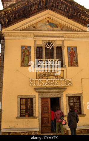 Mergozzo, Piemonte, Italia. Marzo 2019. Sulla collina vicino al lago il borgo è uno dei borghi più belli d'Italia. La facciata della chiesa Foto Stock