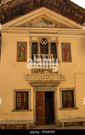 Mergozzo, Piemonte, Italia. Marzo 2019. Sulla collina vicino al lago il borgo è uno dei borghi più belli d'Italia. La facciata della chiesa Foto Stock