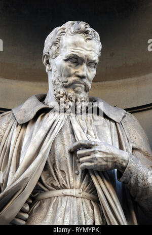 Michelangelo Buonarroti, statua in nicchie del colonnato degli Uffizi a Firenze Foto Stock