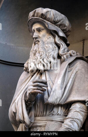 Leonardo da Vinci, statua in nicchie del colonnato degli Uffizi a Firenze Foto Stock