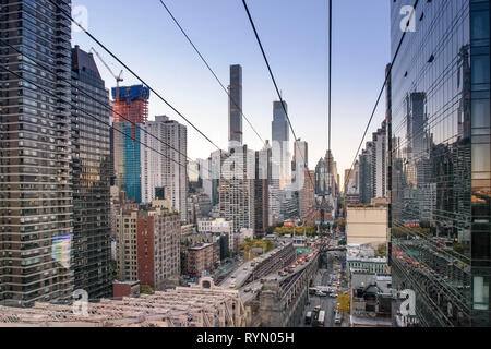 Stati Uniti d'America, New York City: Roosevelt Island Tram, funivia e facciate di edifici Foto Stock