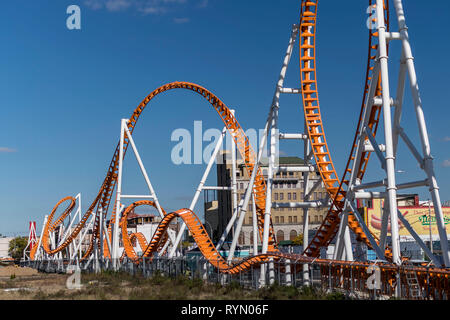 Stati Uniti d'America, New York City: giostre e attrazioni, Coney Island fiera del divertimento a Brooklyn. Il Luna Park, parco divertimenti, roller coaster Foto Stock