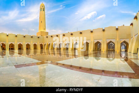 Doha, Qatar - 21 Febbraio 2019: panoramica cortile con minareto e cupole riflettendo al blue ora. L Imam Abdul Wahhab moschea o in Qatar la moschea di stato in Foto Stock