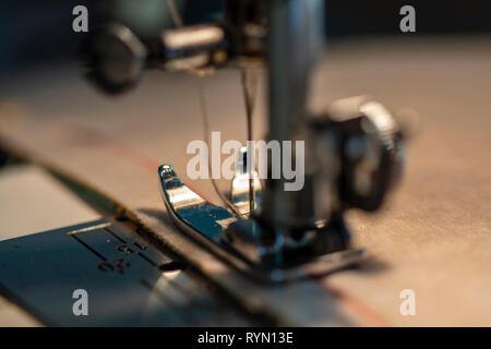 Vista in primo piano della macchina cucitrice con tessuto Foto stock - Alamy