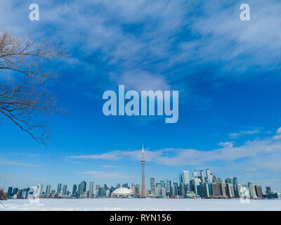 Toronto skyline della città visto da Toronto Islands oltre il lago ghiacciato di Ontario Foto Stock