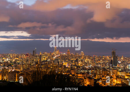 Questa è una cattura del tramonto a Beirut, capitale del Libano con un caldo colore arancione e potete vedere il centro cittadino di Beirut Foto Stock