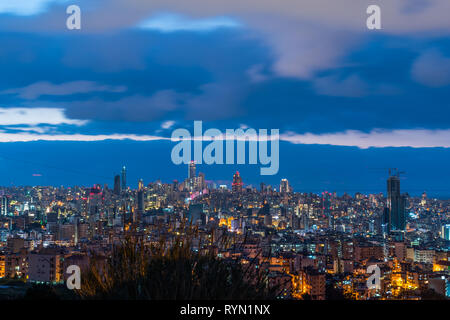 Questa è una cattura del tramonto a Beirut, capitale del Libano con un fresco colore blu tono, e potete vedere il centro cittadino di Beirut Foto Stock