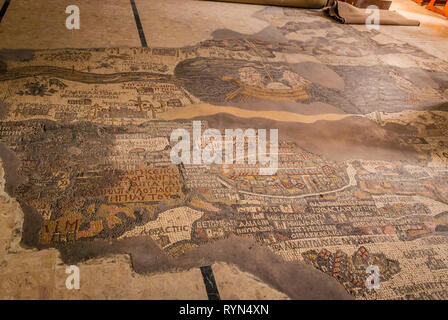 La Giordania. Madaba (biblico Medeba) - La Chiesa di San Giorgio. Frammento del più antico pavimento a mosaico mappa della Terra Santa - la città santa di Gerusalemme Foto Stock