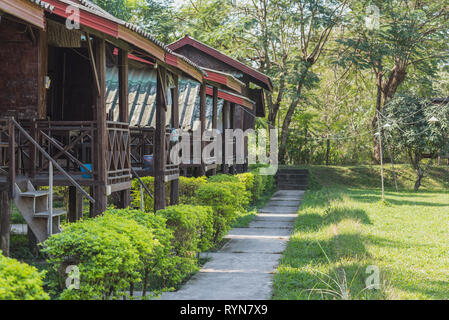 Vang Vieng, Laos - 28 dicembre 2018: le righe di legno vecchio stilt bungalows di Riverside Garden Bungalows. Foto Stock