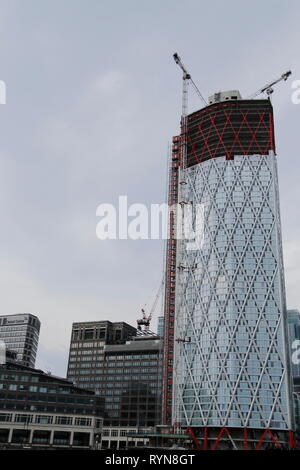 La moderna zona residenziale di alta complesso di appartamenti, Terranova, in costruzione sul Canary Wharf a Londra, Regno Unito. Foto Stock