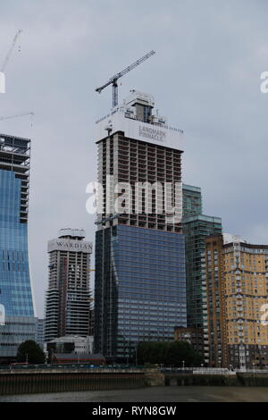 Costruzione di edifici ad alta Landmark Pinnacle, il Wardian e altri edifici lungo il Tamigi sul Canary Wharf a Londra, Regno Unito. Foto Stock