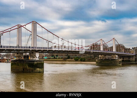 Ponte di Chelsea un ponte sul Tamigi nel sud-ovest di Londra, che collega Chelsea sulla sponda nord a Battersea sulla sponda sud, Londra, Regno Unito Foto Stock