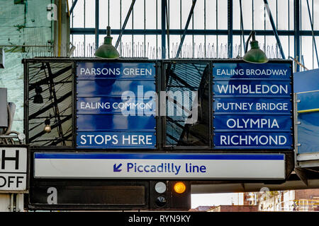 Indicatori Tain alla stazione della metropolitana di Earls Court , Londra, Regno Unito Foto Stock