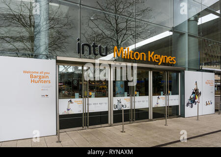 Gli amanti dello shopping l'ingresso alla INTU Milton Keynes shopping centre, Buckinghamshire, UK Foto Stock