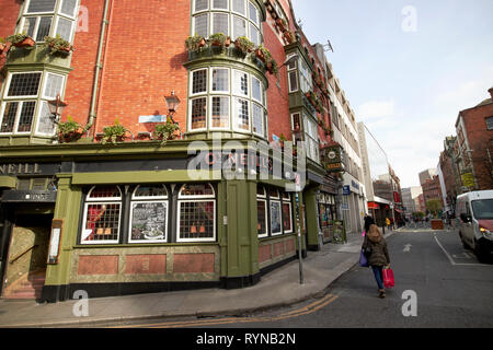 O'neills pub su un angolo della chiesa lane e Suffolk Street a Dublino Repubblica di Irlanda Europa Foto Stock