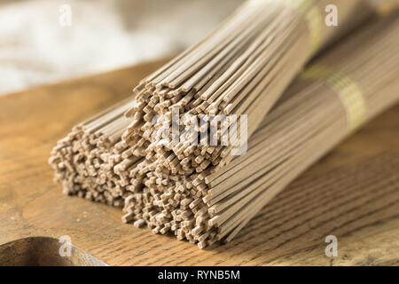 Organico essiccato di grano saraceno Soba Noodles pronto per cucinare Foto Stock