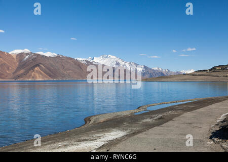 Pangong Tso Pangong (lago) e i suoi dintorni, Ladakh, India Foto Stock