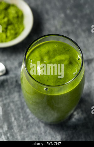 In casa sana colazione Matcha Smoothie con spinaci e banana Foto Stock