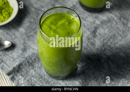In casa sana colazione Matcha Smoothie con spinaci e banana Foto Stock
