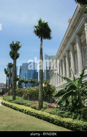 Vista in direzione di Raffles Place dal Fullerton Hotel, Singapore Foto Stock