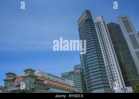 Vista in direzione di Raffles Place da Anderson Bridge, Boat Quay, Singapore Foto Stock