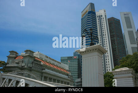 Vista in direzione di Raffles Place da Anderson Bridge, Boat Quay, Singapore Foto Stock