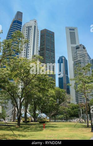 Vista in direzione di Raffles Place dall imperatrice prato, Singapore Foto Stock