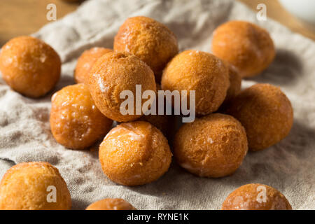 Fatti in casa ciambella smaltata fori pronto a mangiare Foto Stock