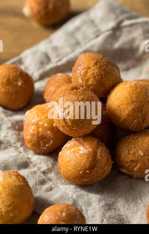 Fatti in casa ciambella smaltata fori pronto a mangiare Foto Stock