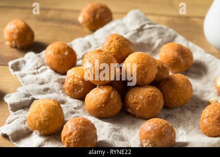 Fatti in casa ciambella smaltata fori pronto a mangiare Foto Stock