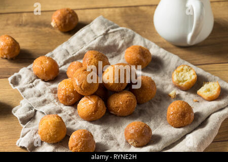 Fatti in casa ciambella smaltata fori pronto a mangiare Foto Stock