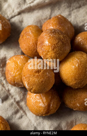 Fatti in casa ciambella smaltata fori pronto a mangiare Foto Stock