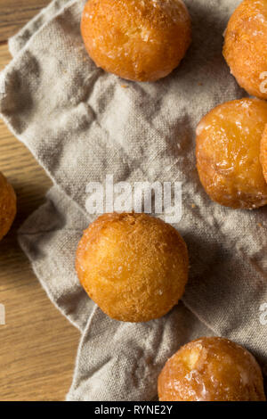 Fatti in casa ciambella smaltata fori pronto a mangiare Foto Stock