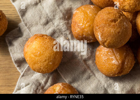 Fatti in casa ciambella smaltata fori pronto a mangiare Foto Stock