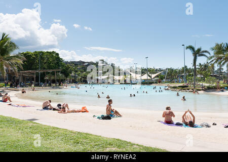 Airlie Beach, Australia Novembre 5, 2017: i turisti e i locali godono di Airlie Beach laguna in una calda giornata estiva Foto Stock