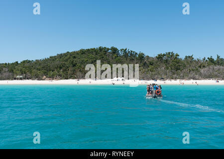 Hamilton Island, Australia - 7 Novembre 2017: turisti essendo traghettato alla bella Whitehaven Beach nelle Whitsundays Foto Stock