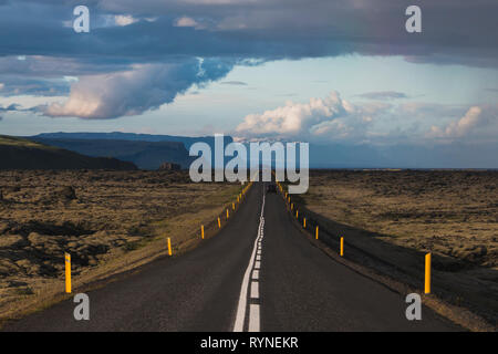 Asfalto strada diritta in Islanda attraverso il campo di lava a stagione estiva Foto Stock