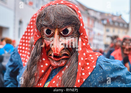 Strega con red bandana e manto azzurro. Strada di Carnevale nel sud della Germania - Foresta Nera. Foto Stock