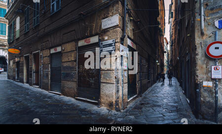 Genova, Italia - 04 novembre 2018 - strette stradine della città vecchia Foto Stock