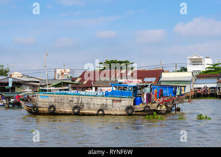 Casa Tradizionale barca nel mercato galleggiante sul Fiume Hau. Can Tho, Delta del Mekong, Vietnam Asia Foto Stock