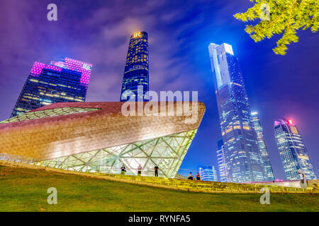 GUANGZHOU, Cina - 23 ottobre: vista notturna di Guangzhou Opera House e grattacieli in Zhujiang città nuovo quartiere finanziario nel mese di ottobre 23, 2018 Foto Stock