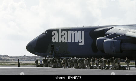 Il 21 ottobre 1993 U.S. Rangers circa di discostarsi Mogadiscio, Somalia su un Lockheed C-5 Galaxy per il trasporto militare getto di aria mobilità comando. Foto Stock