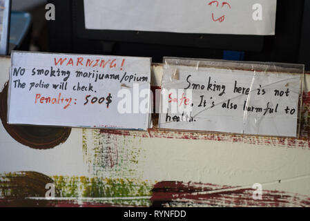 Vang Vieng, Laos - 28 dicembre 2018: un ostello della note avvertono fumare marijuana e oppio non è consentito in hostel & malsano. Foto Stock
