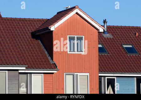 Lungomare di colorate case Reitdiephaven (Reitdiep Marina) a Groningen, Paesi Bassi.Questo edifici ispirati dalla Scandinavia Foto Stock