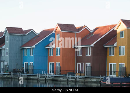 Lungomare di colorate case Reitdiephaven (Reitdiep Marina) a Groningen, Olanda Foto Stock