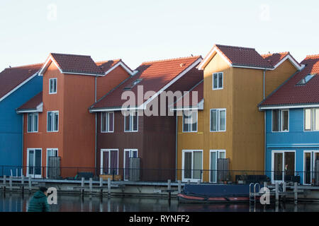 Lungomare di colorate case Reitdiephaven (Reitdiep Marina) in Groningen nei Paesi Bassi. Foto Stock