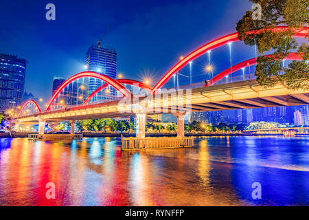 Vista notturna del ponte Jiefang in Guangzhou Foto Stock