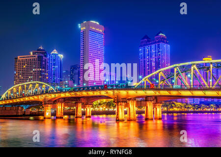 GUANGZHOU, Cina - 23 ottobre: questa è una vista serale del famoso Ponte di Haizhu e centro città edifici lungo il Fiume Pearl su 23 Ottobre 2018 Foto Stock