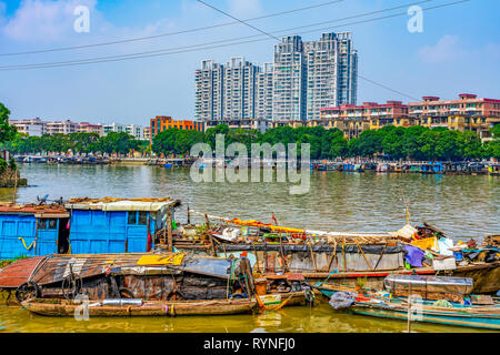 Del KAIPING, Cina - 25 ottobre: vista sul fiume con i tradizionali vecchie barche da pesca e gli edifici della città in distanza su ottobre 25. 2018 in del Kaiping Foto Stock